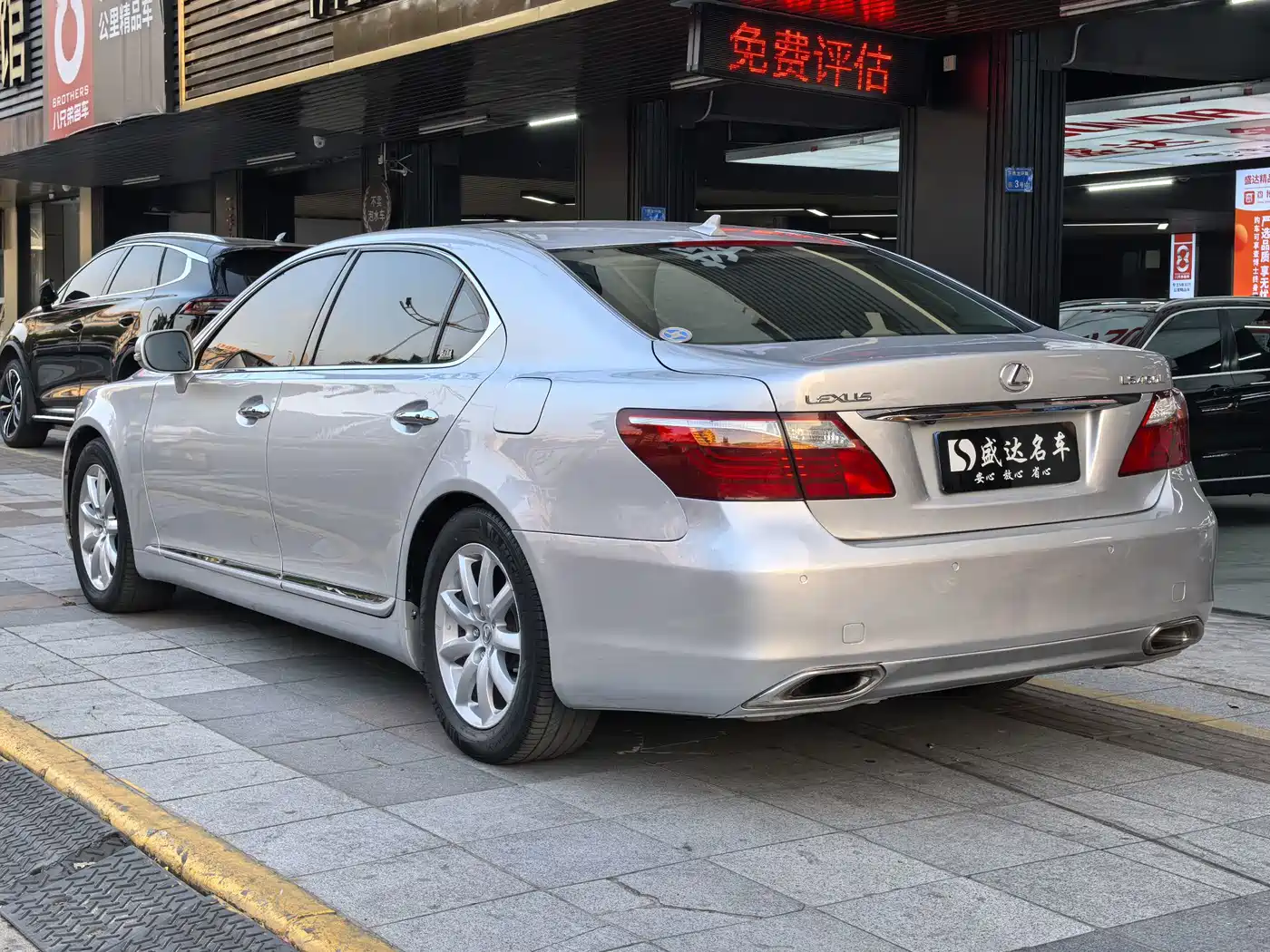 Фото 6 - Lexus LS