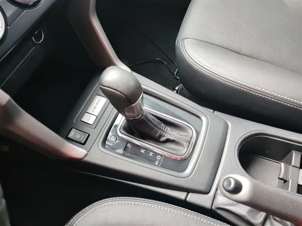 Subaru Forester 2015 2.0i Special Commemorative Edition фото 10