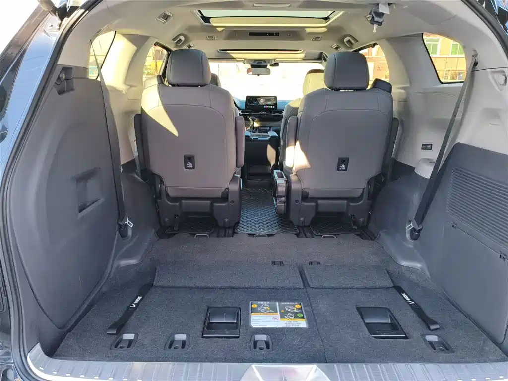 Toyota Granvia 2023 2.5L Hybrid Luxury Edition фото 9