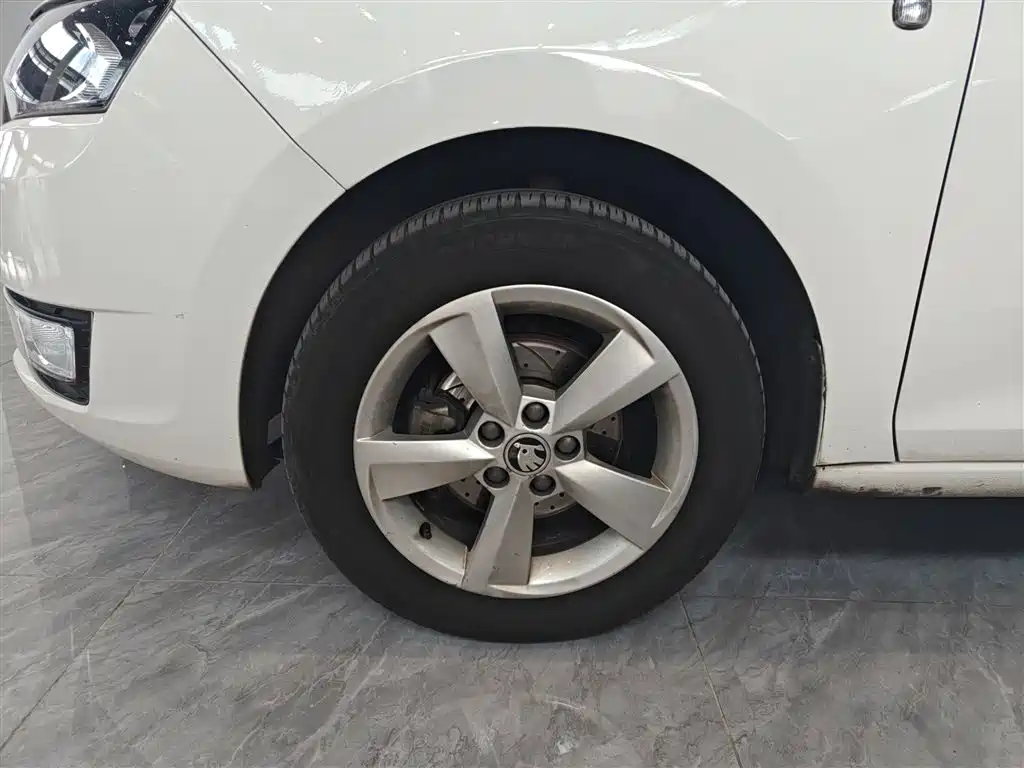 Škoda Skoda Rapid Spaceback 2016 1.6L Manual Pioneer Edition фото 25