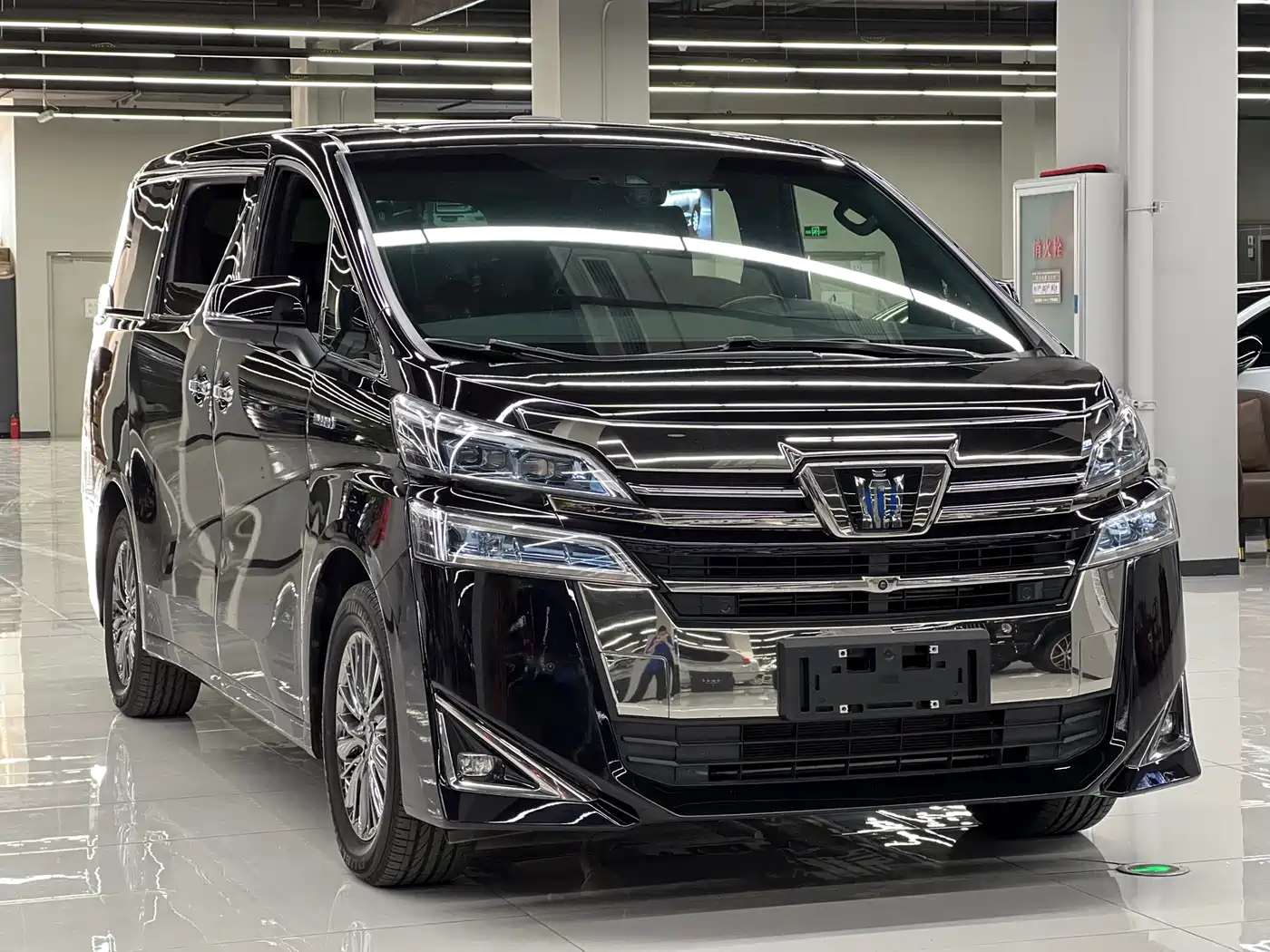 Toyota Vellfire 2021 Crown Hybrid 2.5L HV Premium Edition фото 3