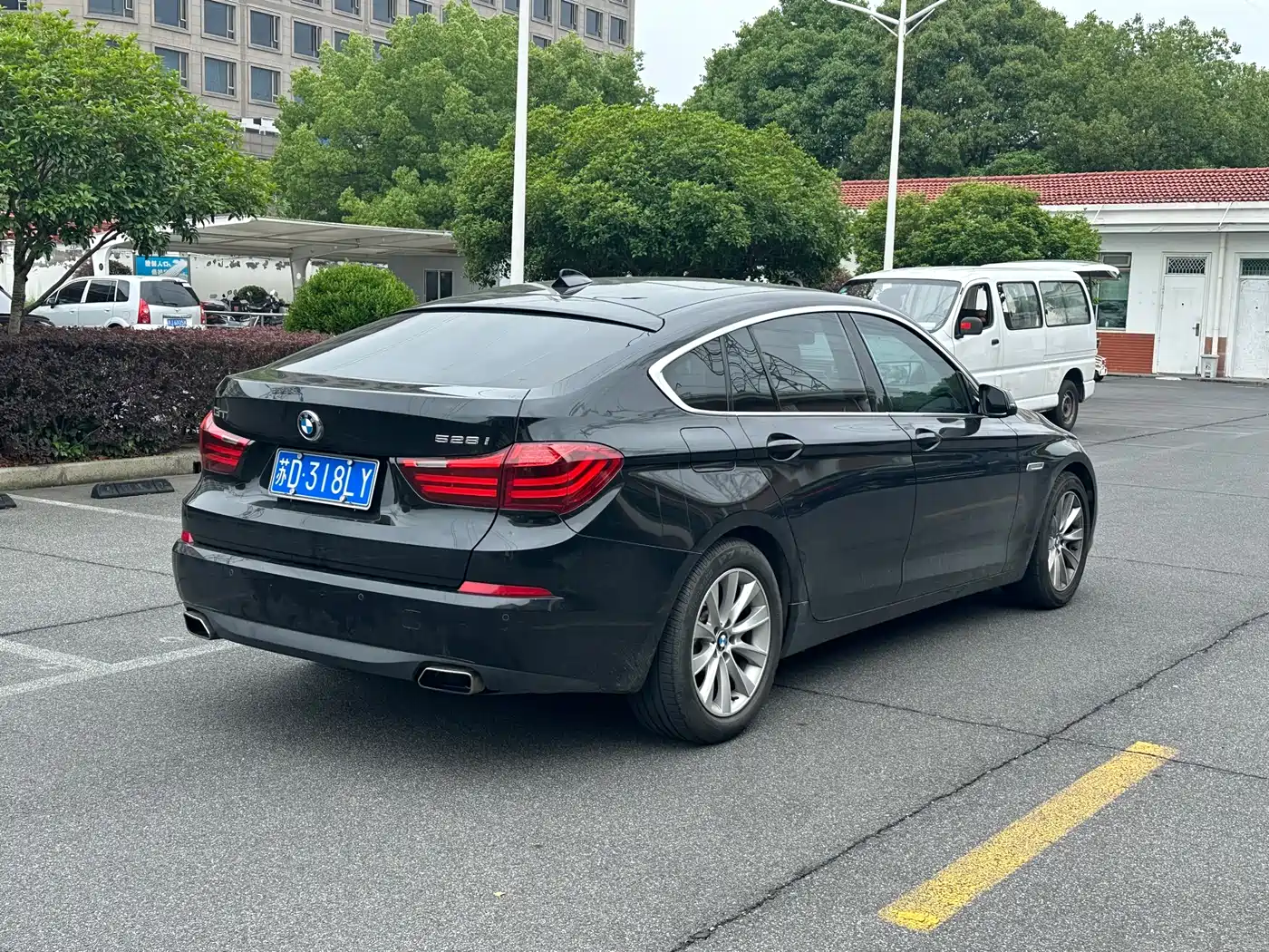BMW 5 Series GT 2015 528i Leading фото 4