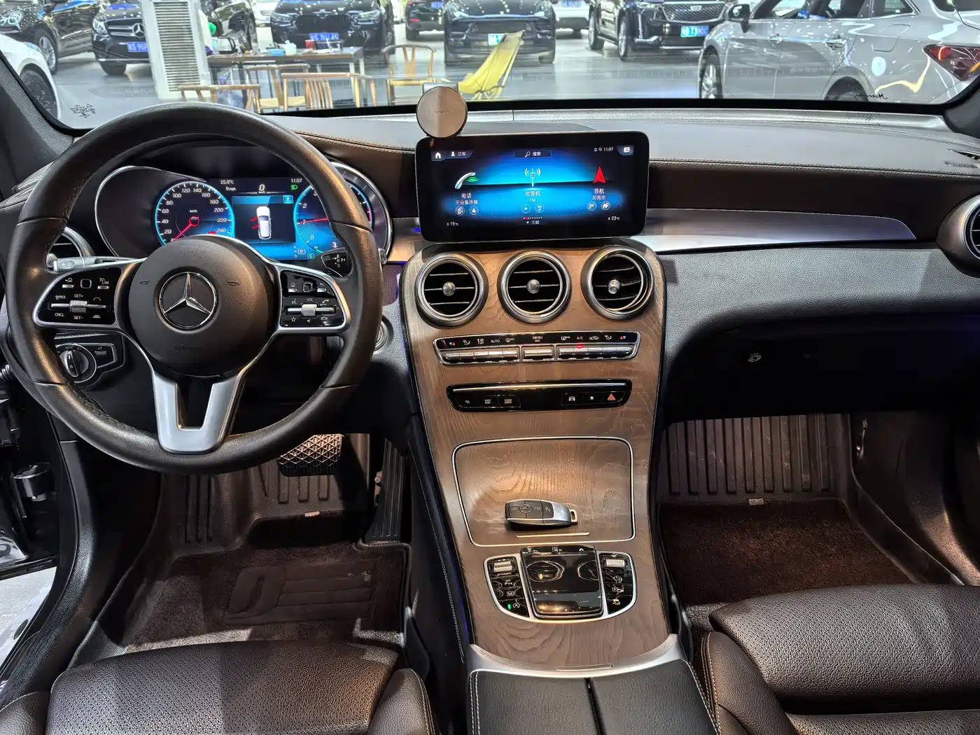 Mercedes-Benz GLC 2020 Facelift GLC 300 L 4MATIC Dynamic фото 4