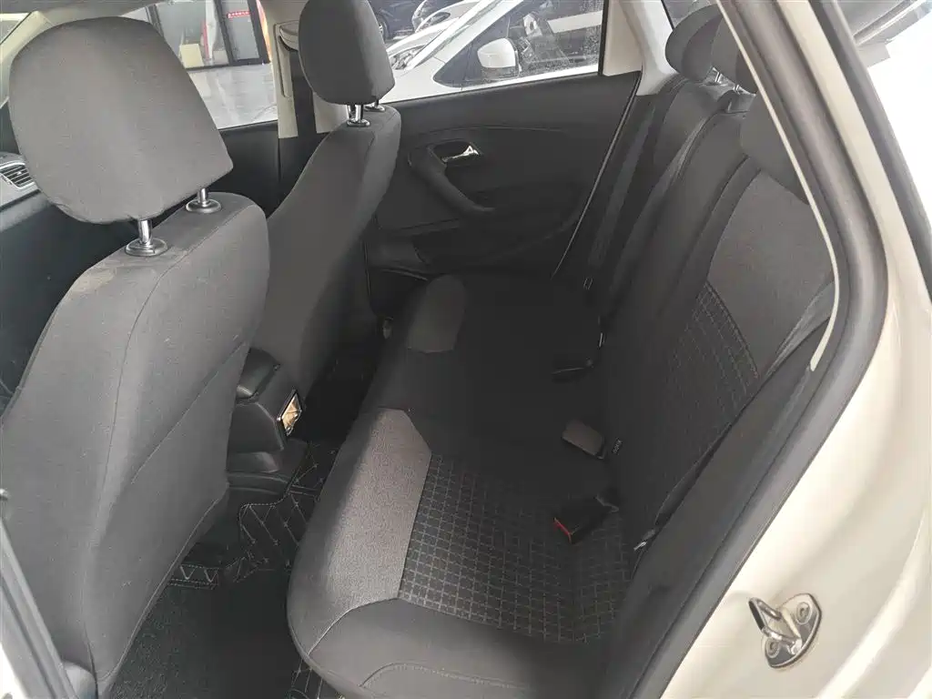 Volkswagen Polo 2016 1.6L Automatic Comfort фото 10