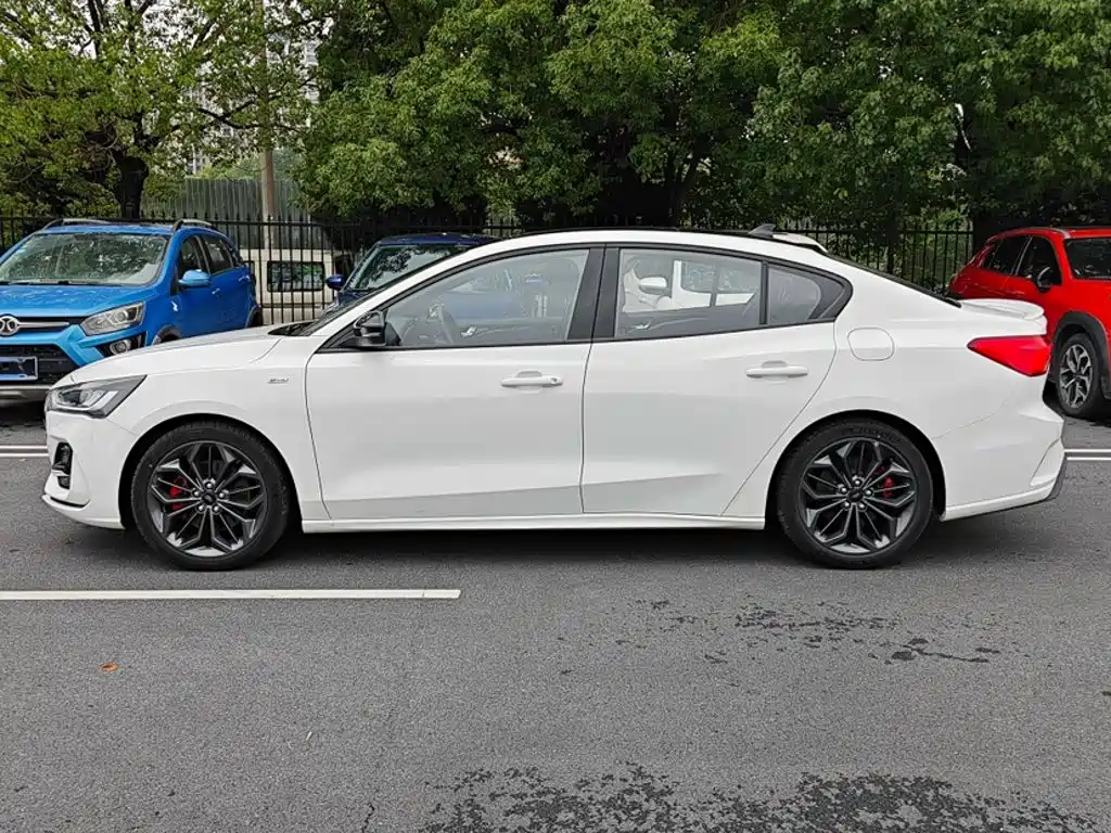Ford Focus 2023 2022 Sedan EcoBoost 180 Automatic ST Line