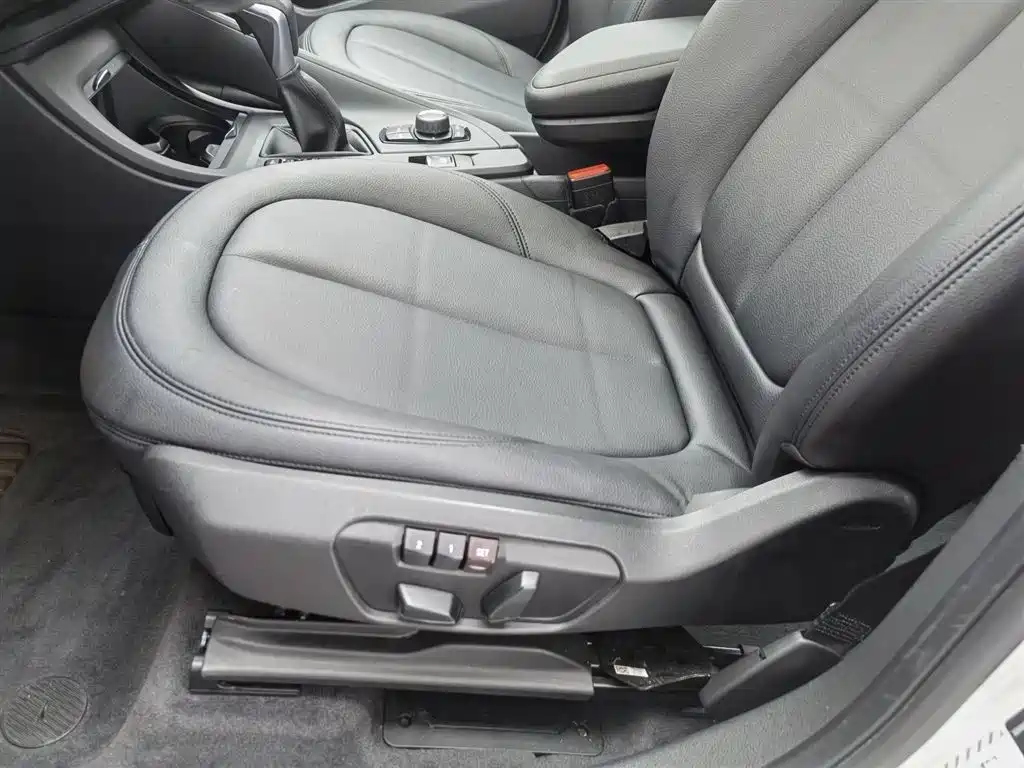 BMW X1 2016 sDrive18Li Premium Model фото 20
