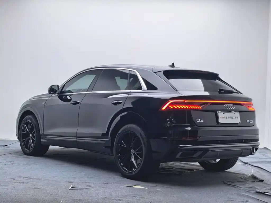 Photo 5 - Audi Q8