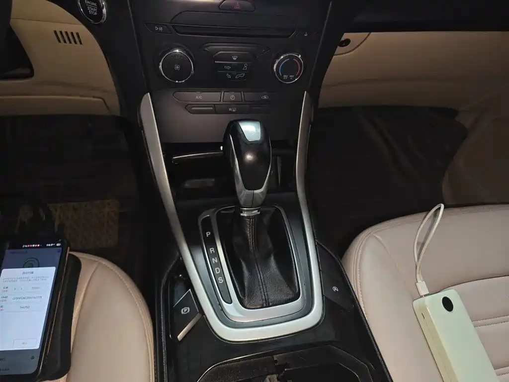 Фото 14 - Ford Edge