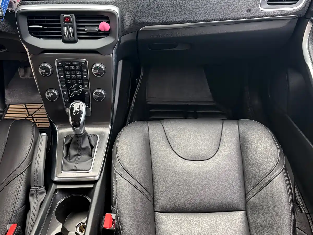 Фото 8 - Volvo V40