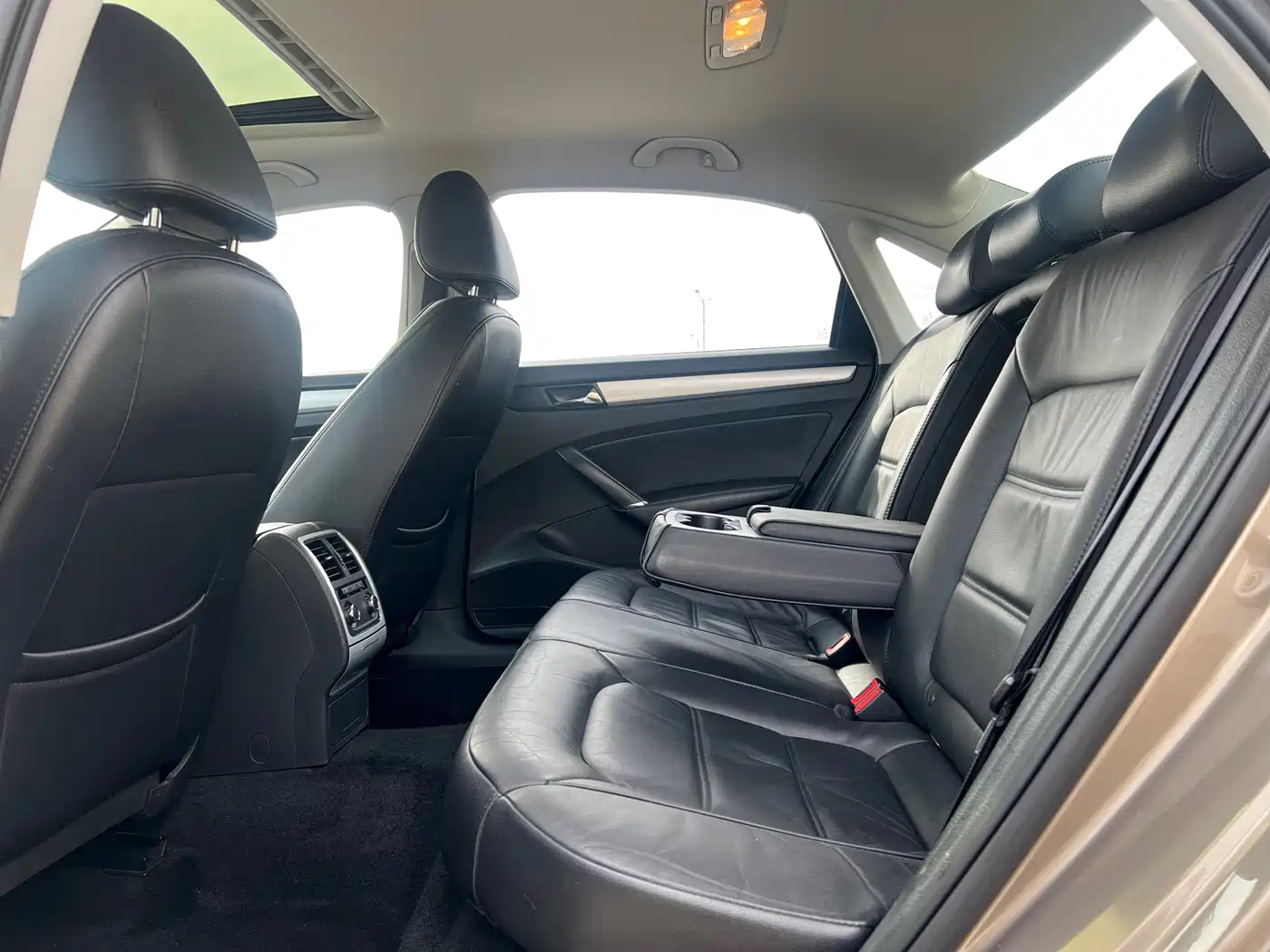 Volkswagen Passat 2014 1.8TSI DSG Luxury Edition фото 6