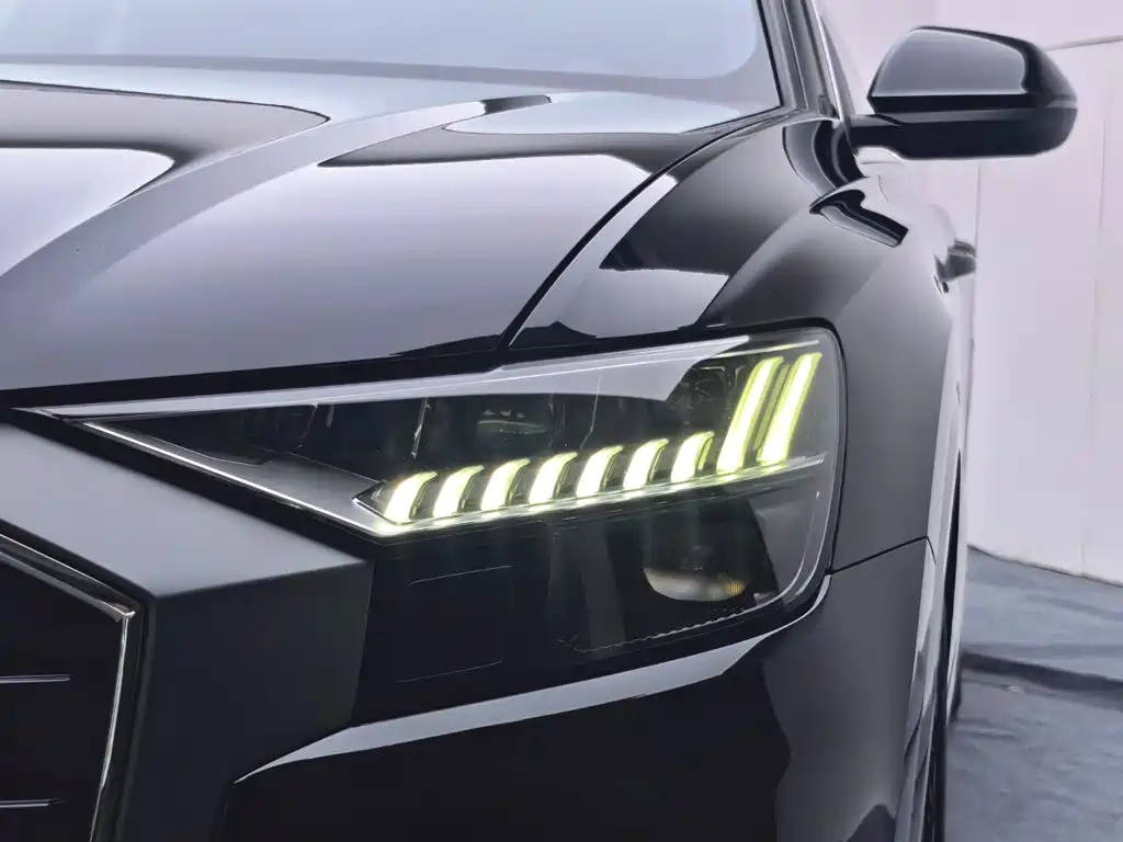 Photo 17 - Audi Q8