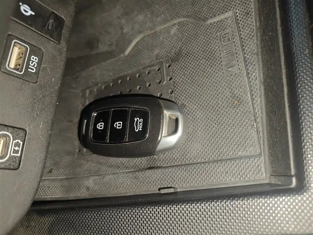 Hyundai Elantra 2023 Model 1.5L CVT LUX Premium Edition фото 9