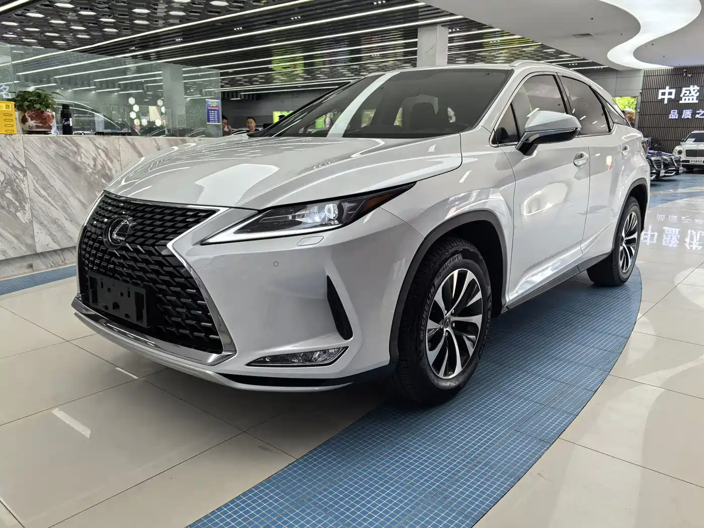 Фото 1 - Lexus RX