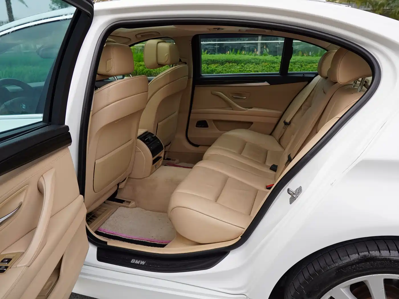 BMW 5 Series 2011 535Li Leading фото 6