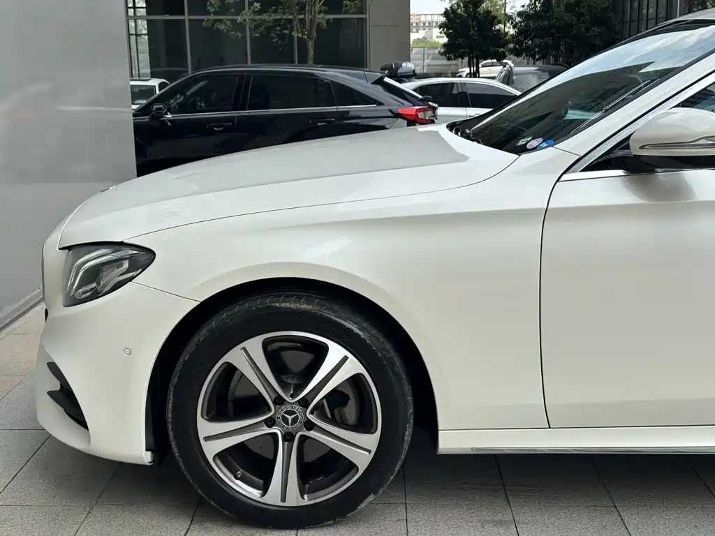 Фото 5 - Mercedes-Benz E-Class