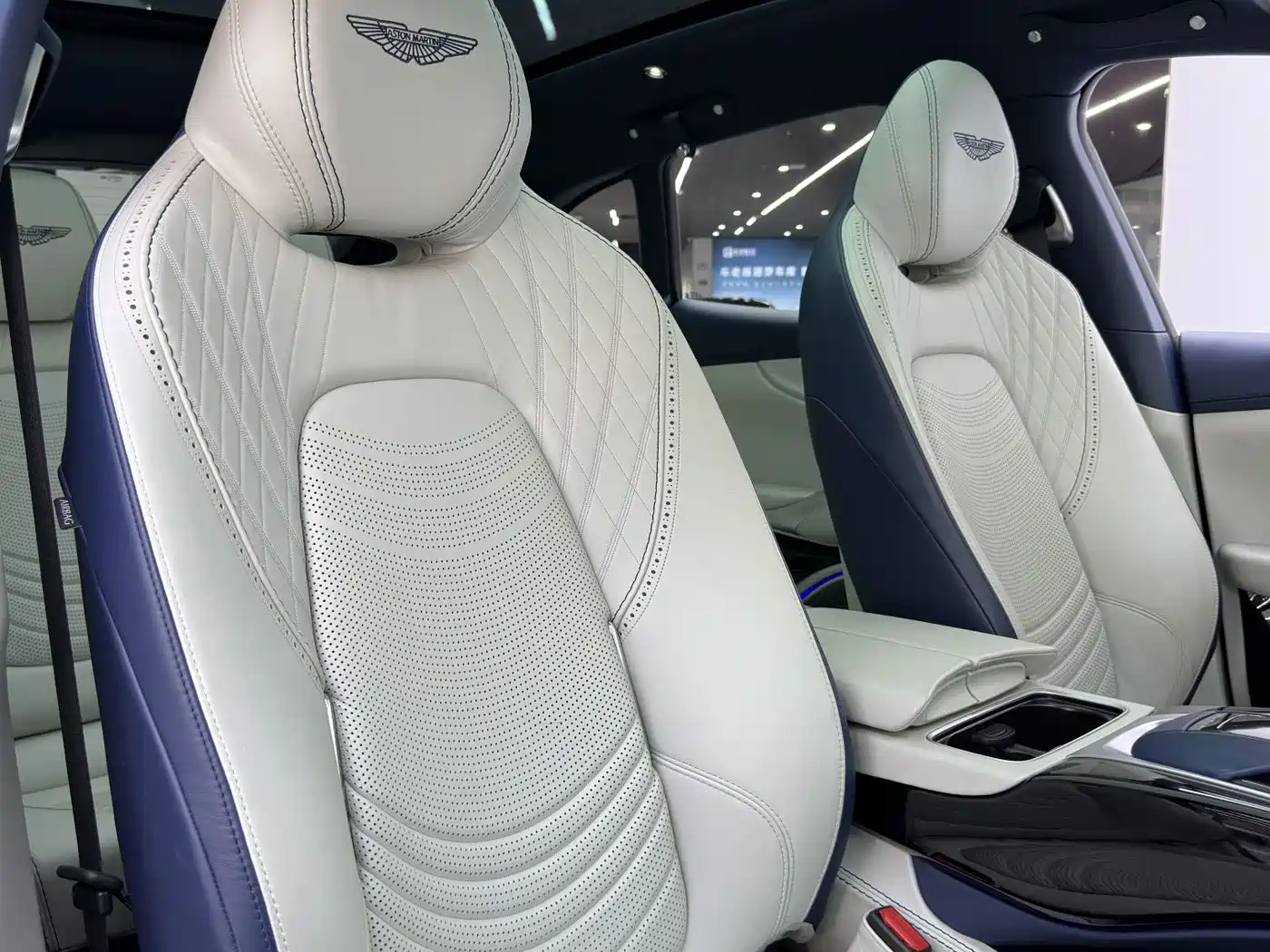 ASTON MARTIN DBX