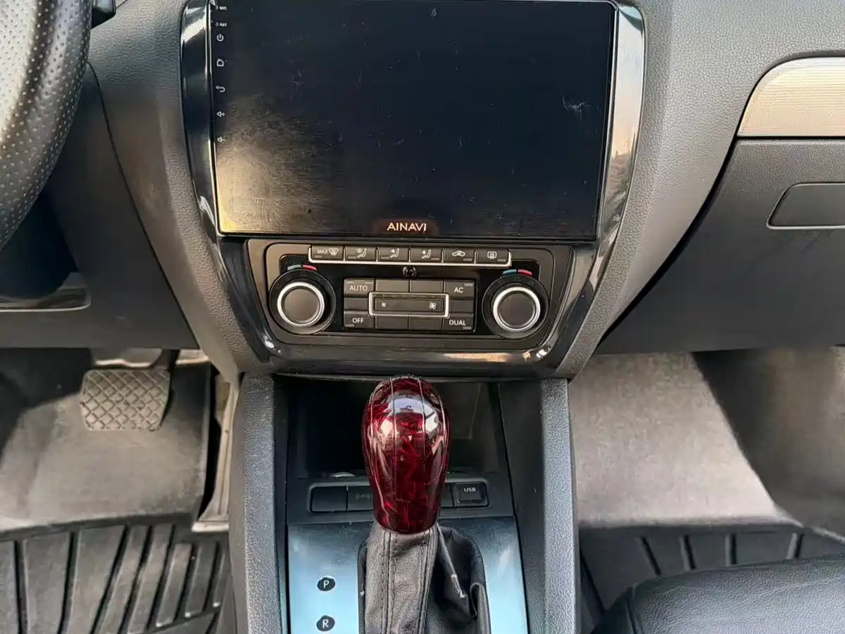 Volkswagen Sagitar 2012 1.4TSI Automatic Luxury фото 8