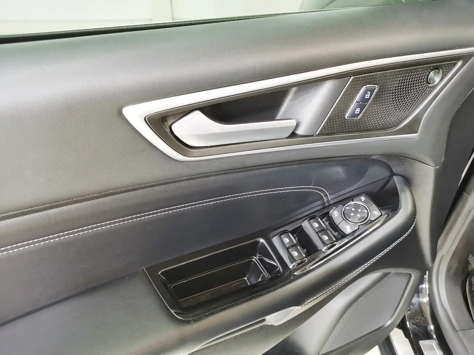Фото 14 - Ford Edge