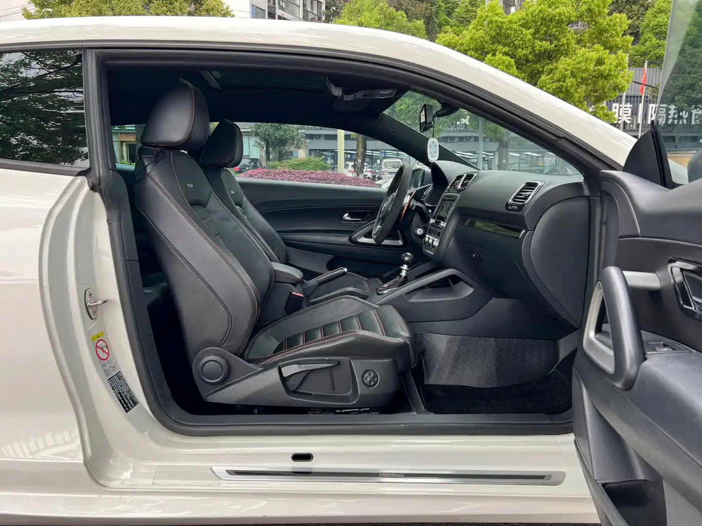 Volkswagen Scirocco 2011 2.0TSI Luxury фото 10