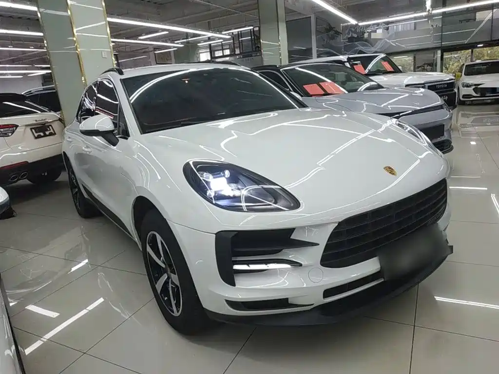 PORSCHE MACAN