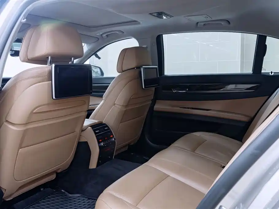 BMW 7 Series 2013 Model 740Li Luxury фото 11