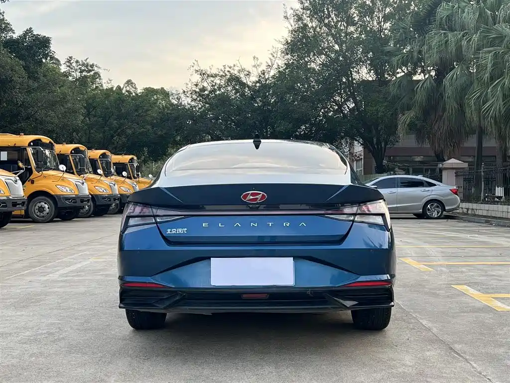 Hyundai Elantra 2021 1.5L CVT LUX Premium Edition фото 8