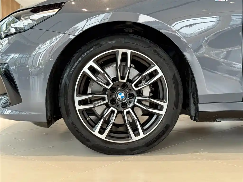 BMW 5 Series 2024 530Li Leading M Sport Package фото 14