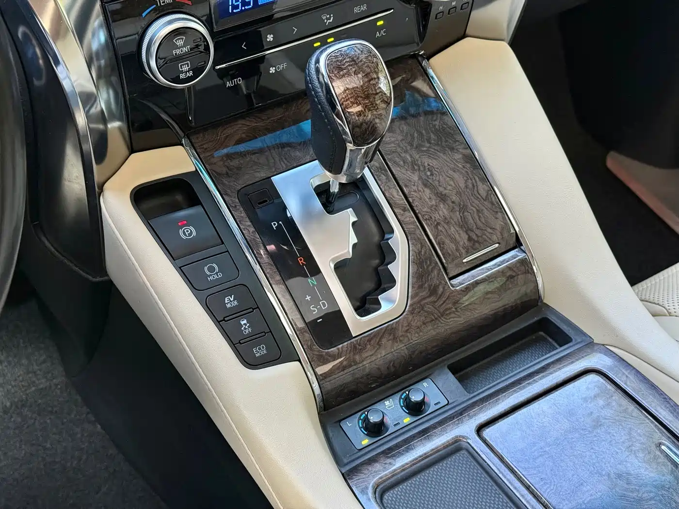 Toyota Alphard, миниатюра 8