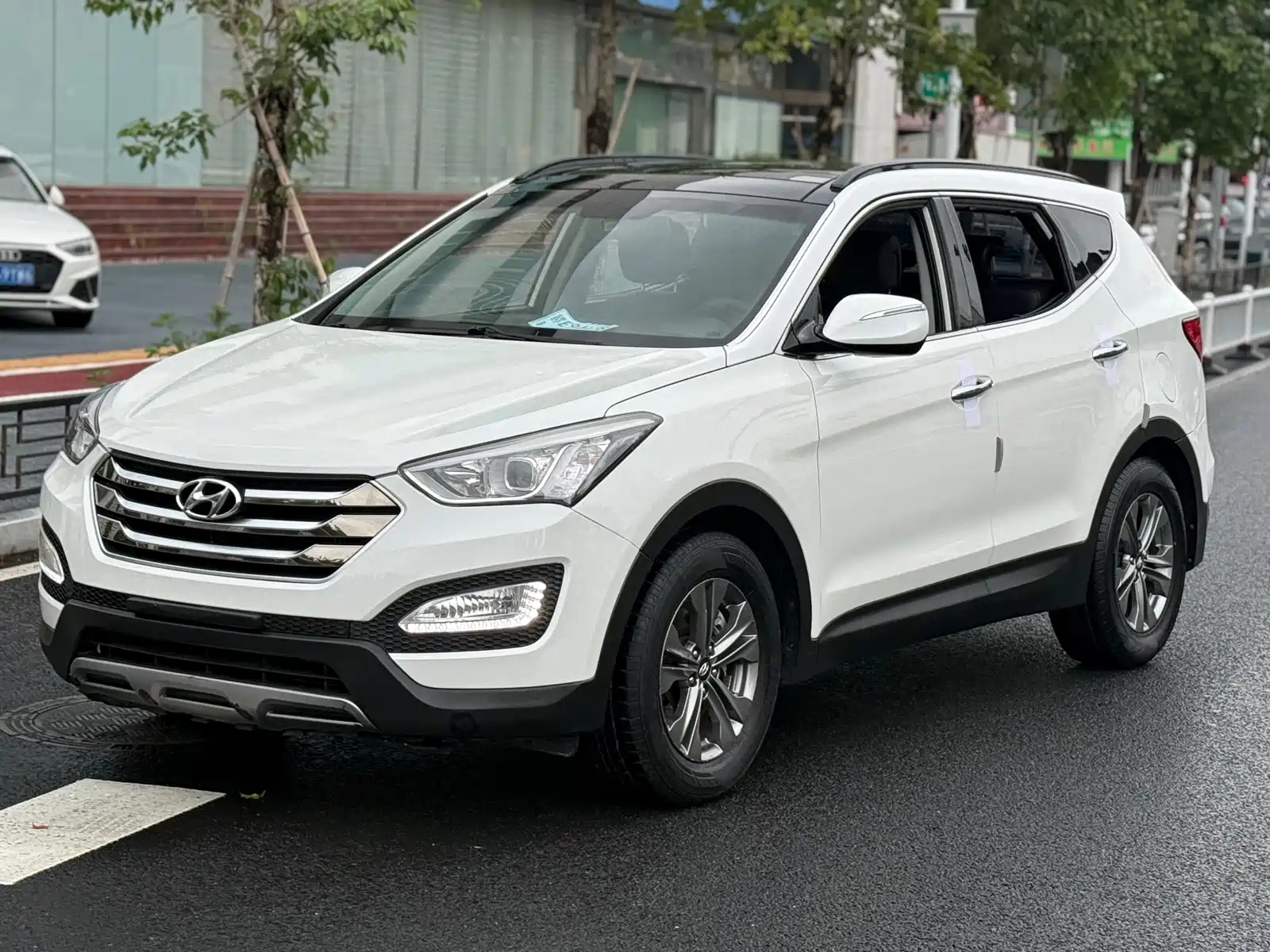 Photo 1 - Hyundai Santa Fe