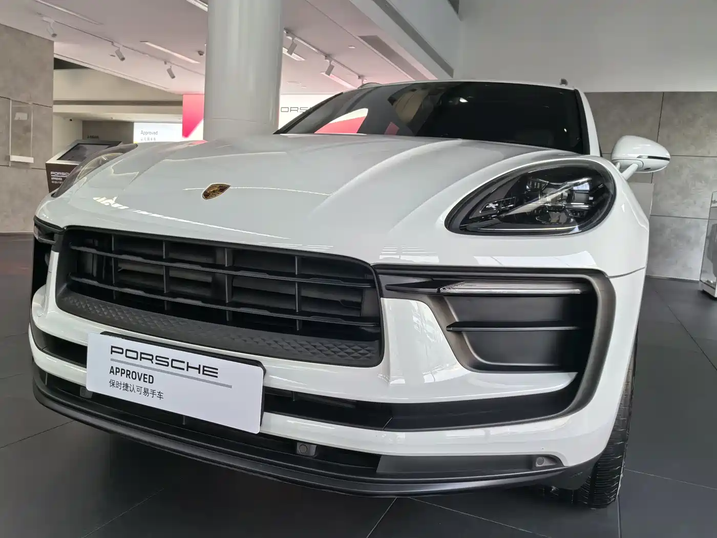 PORSCHE MACAN