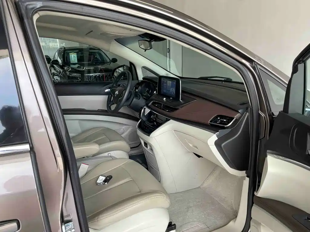 Фото 34 - Buick GL8
