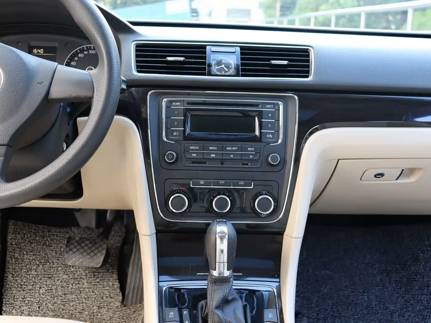 Фото 14 - Volkswagen Passat