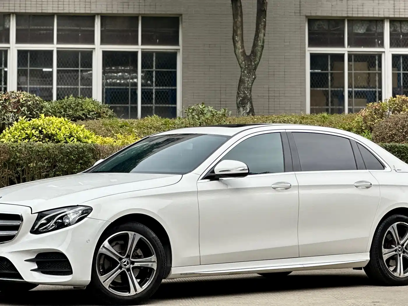 Mercedes-Benz E-Class 2016 E 200 L Sport Type фото 2