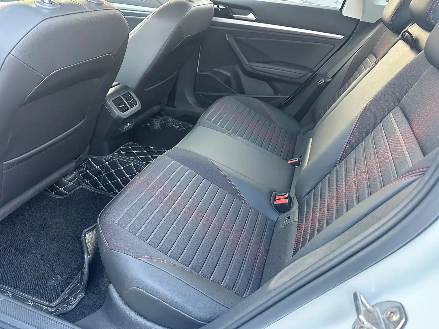 Volkswagen Lavida 2023 300TSI DSG Starlight Full Comfort Edition фото 6