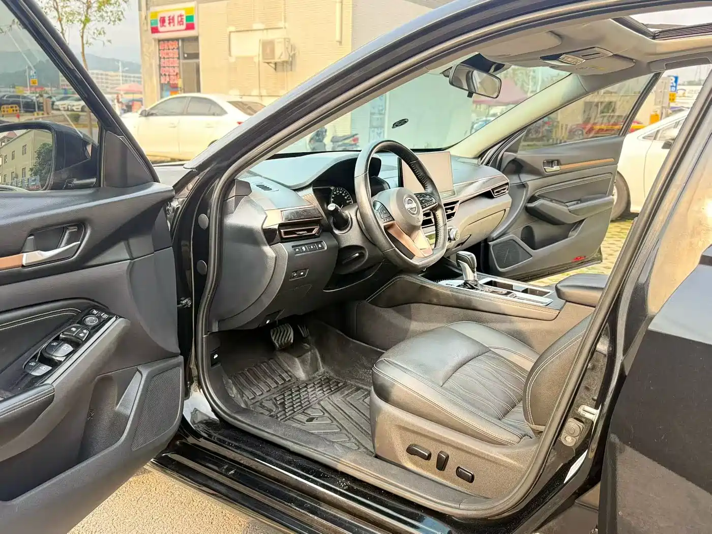 Nissan Teana 2024 2.0L SV Black Gold Edition фото 4
