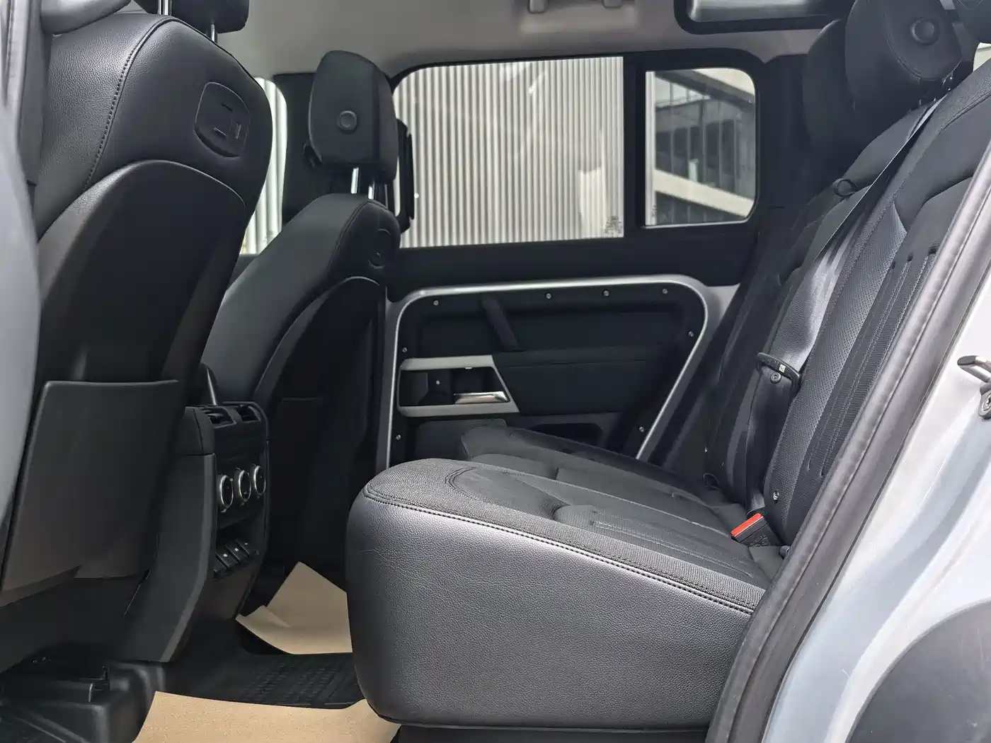 Land Rover Defender 2021 110 P400 Dark Special Edition фото 11