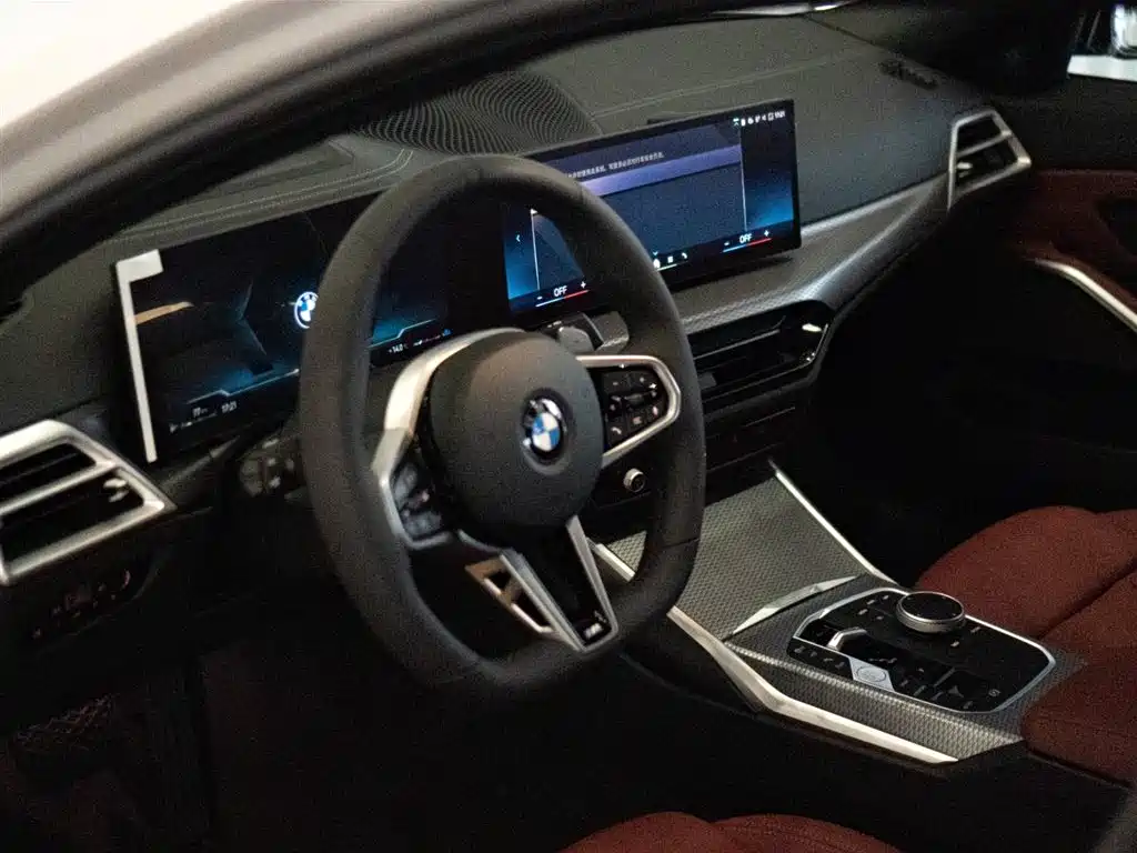 BMW 3 Series 2025 330i M Sport Night Edition фото 12