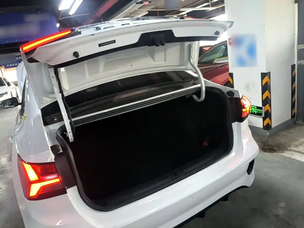 Фото 19 - Roewe i5