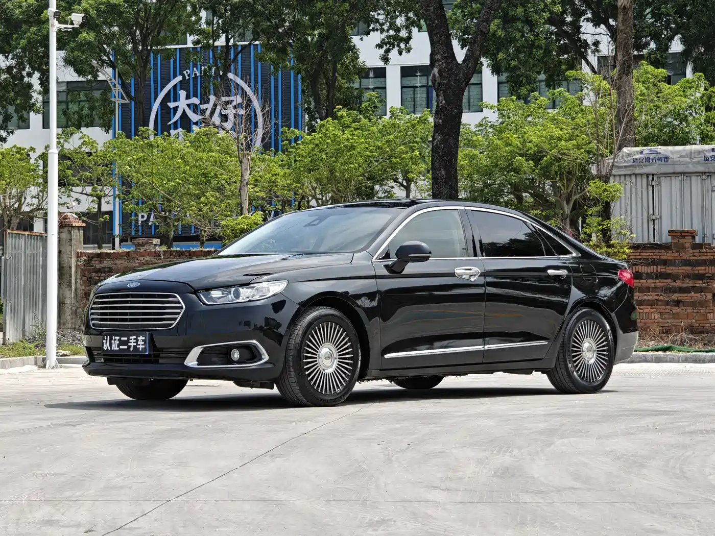 Фото 1 - Ford Taurus