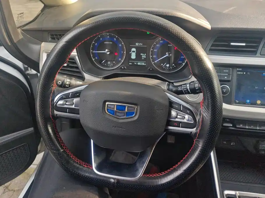 Фото 15 - Geely Vision X3
