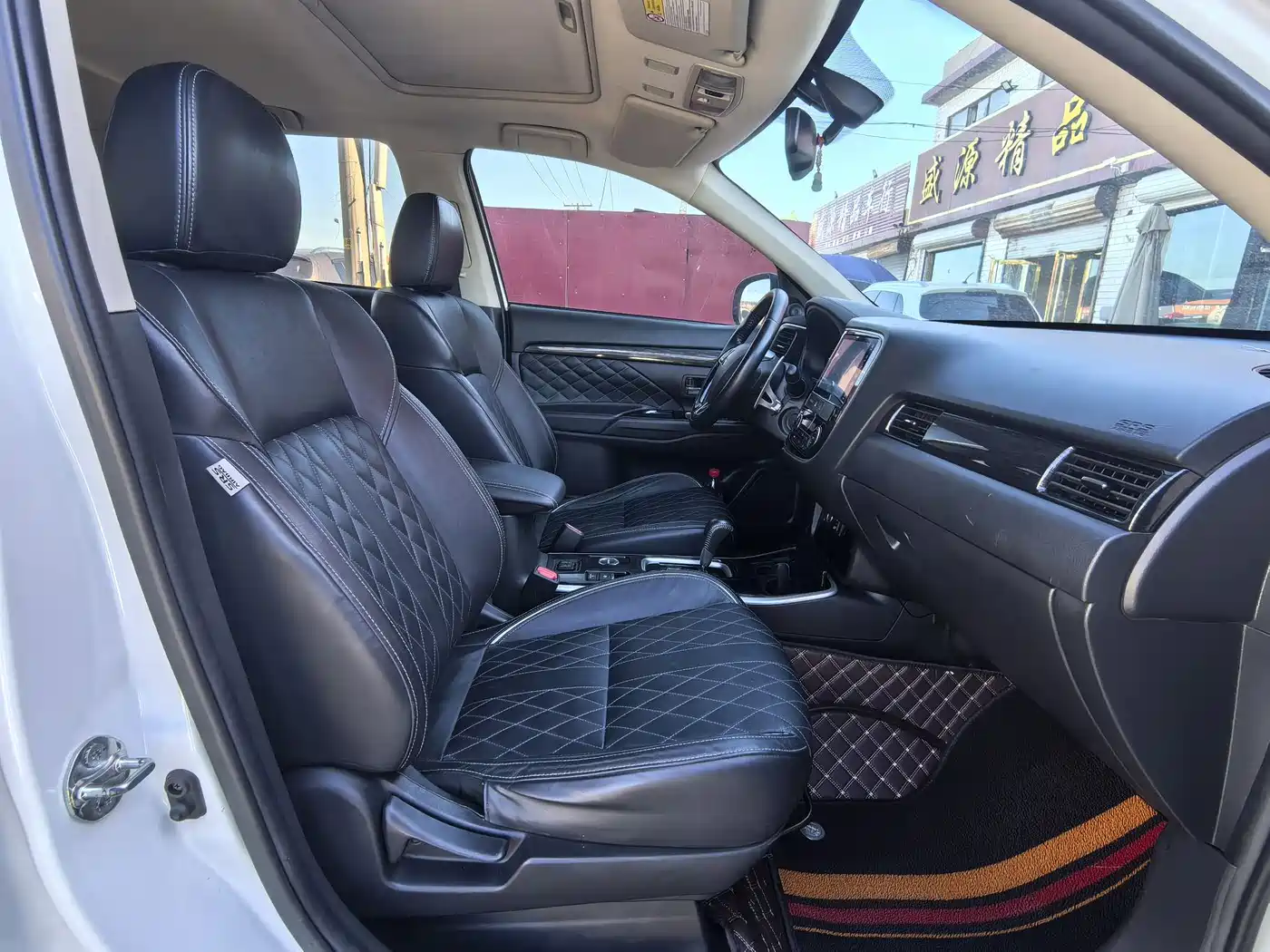 Photo 11 - Mitsubishi Outlander