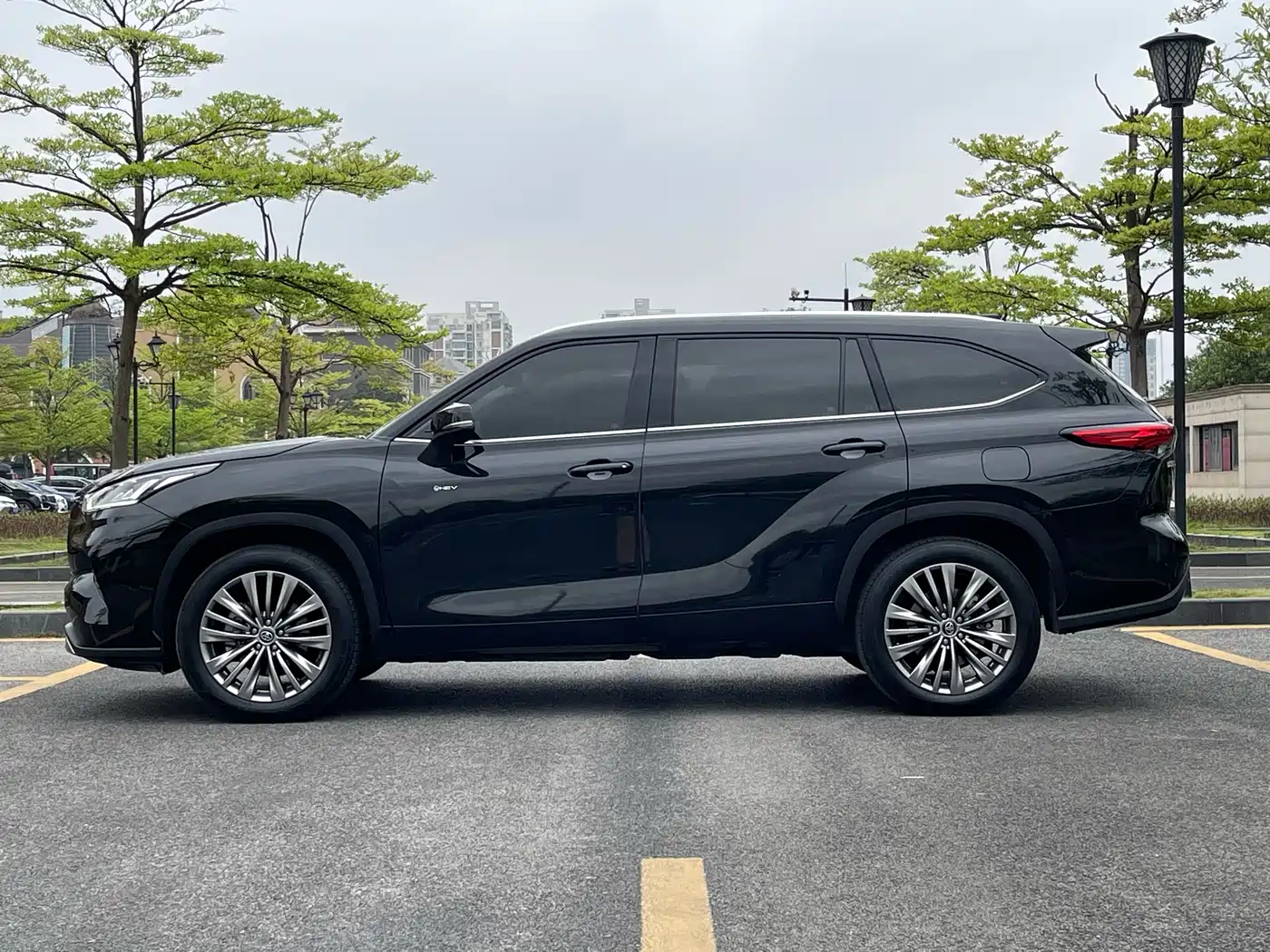 Toyota Highlander 2024 2.5L Smart Hybrid 4WD Luxury 7-seater фото 6