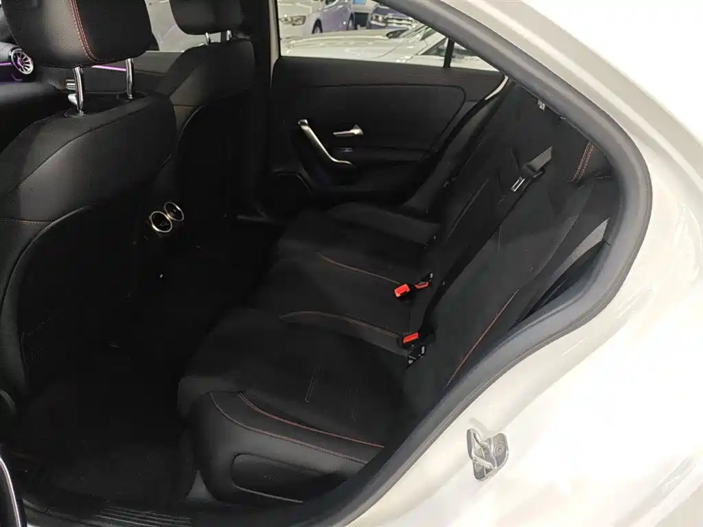 Mercedes-Benz A-Class 2024 A 200 L Fashion Edition фото 17