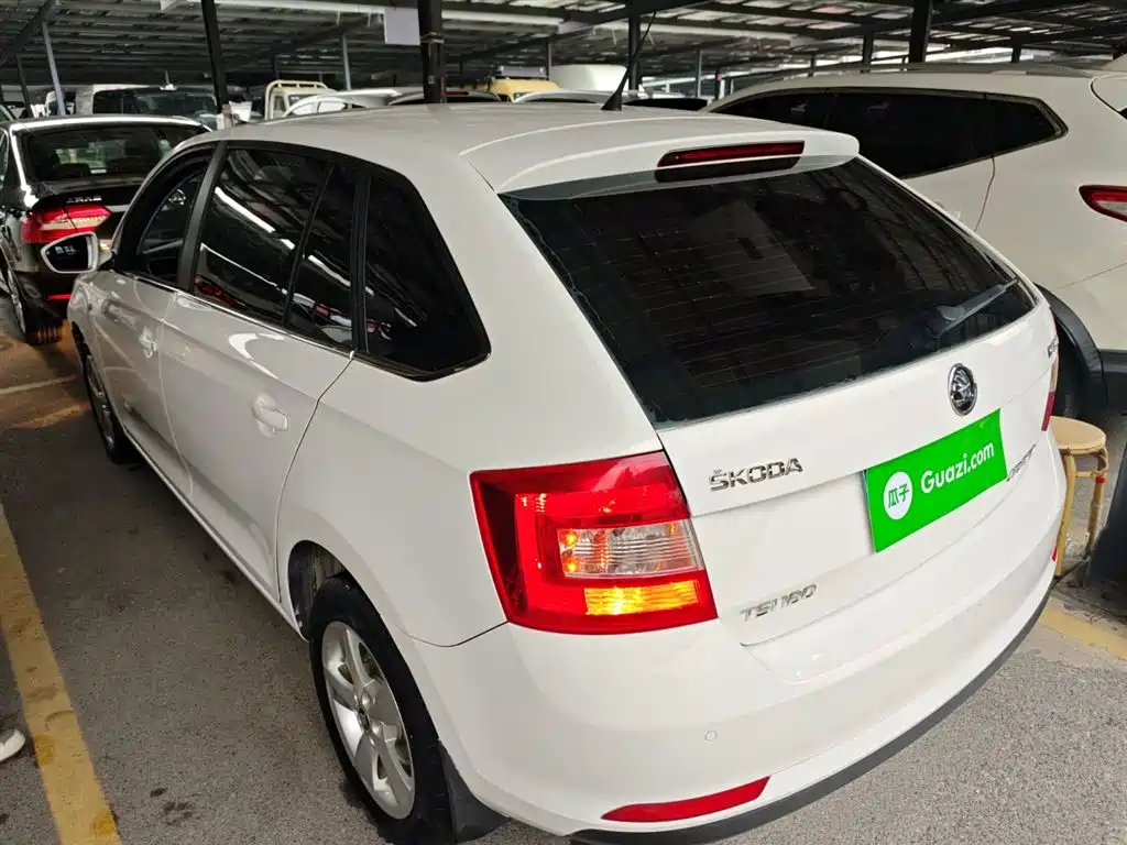Škoda Skoda Rapid Spaceback 2016 Facelift 1.6L Automatic Innovation Edition фото 5
