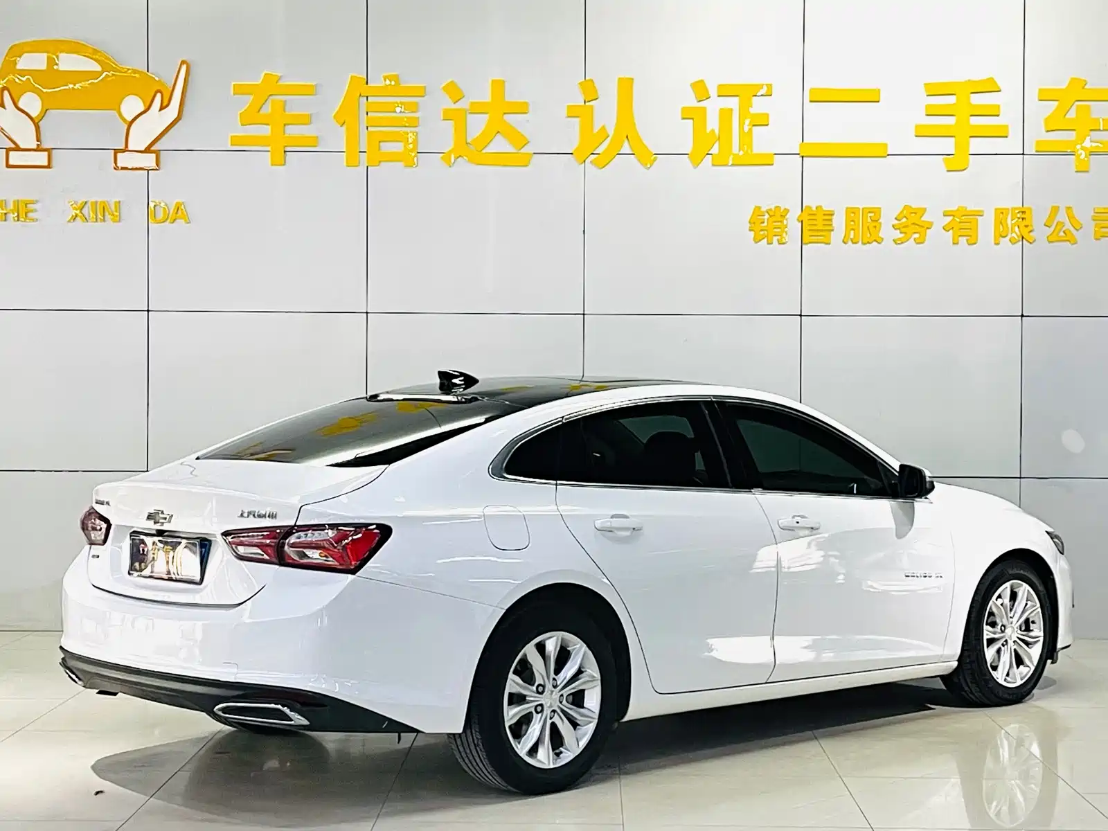 Photo 2 - Chevrolet Malibu XL