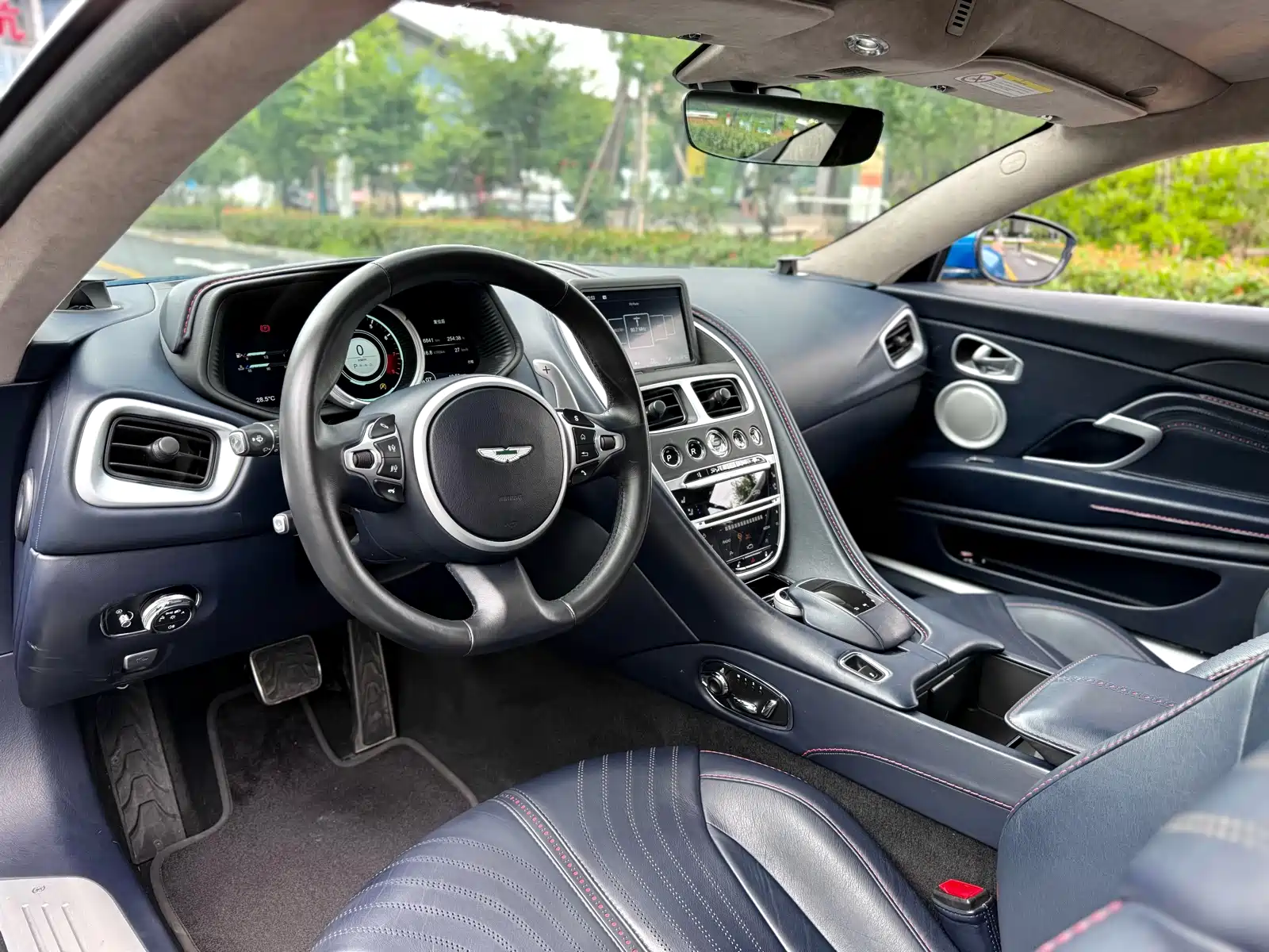 Фото 4 - Aston Martin DB11
