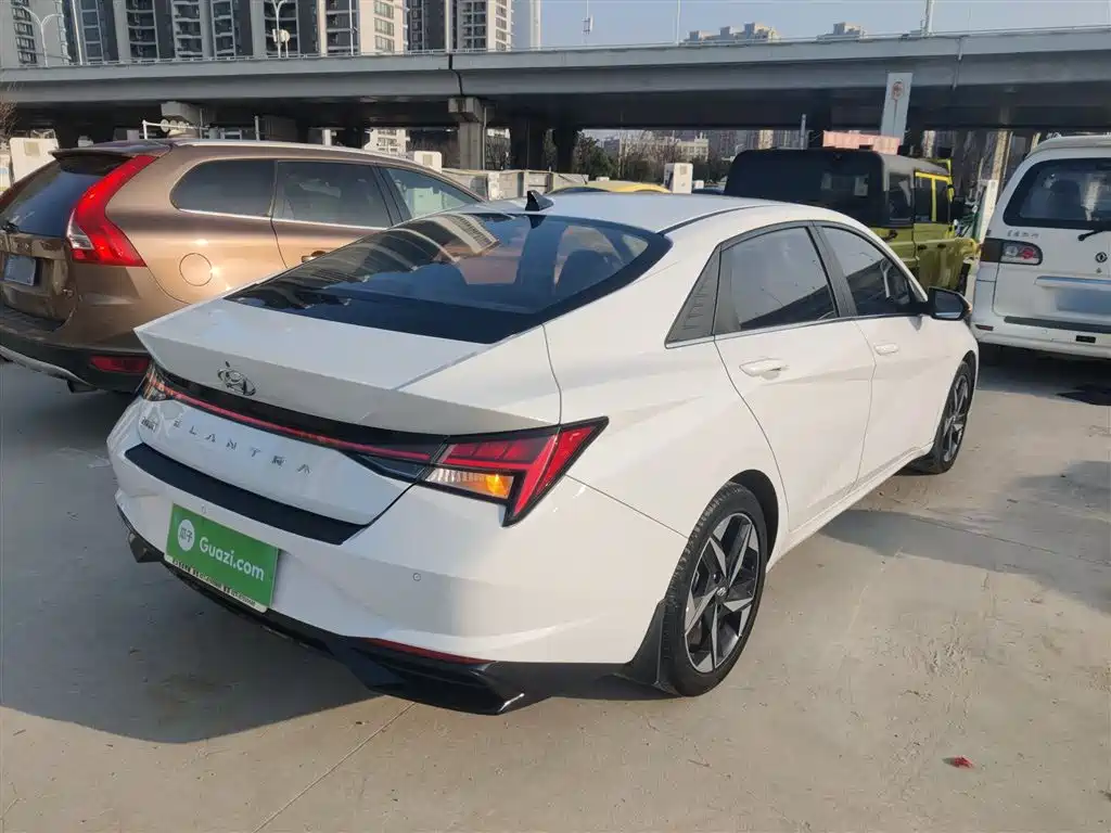 Hyundai Elantra 2022 1.5L CVT LUX Premium Edition фото 5
