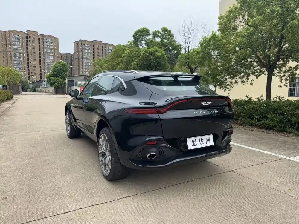 ASTON MARTIN DBX