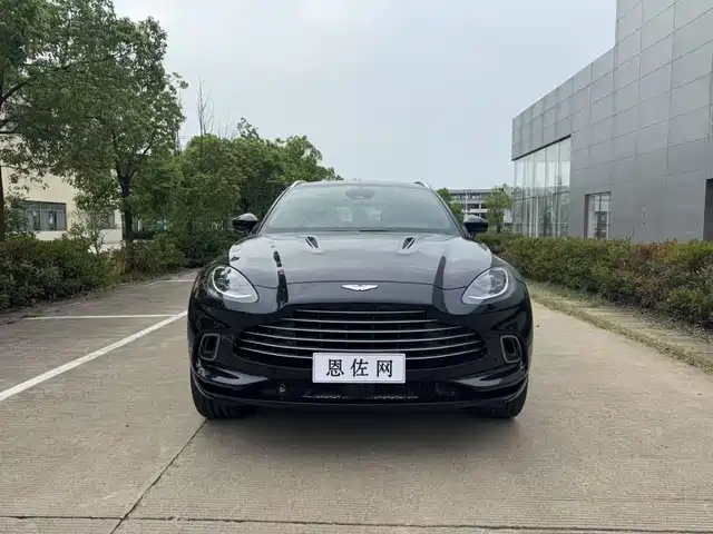 aston-martin dbx