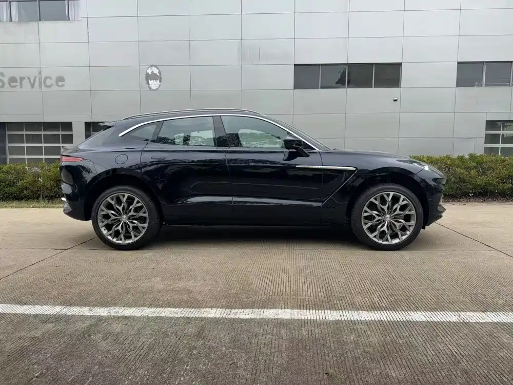 ASTON MARTIN DBX